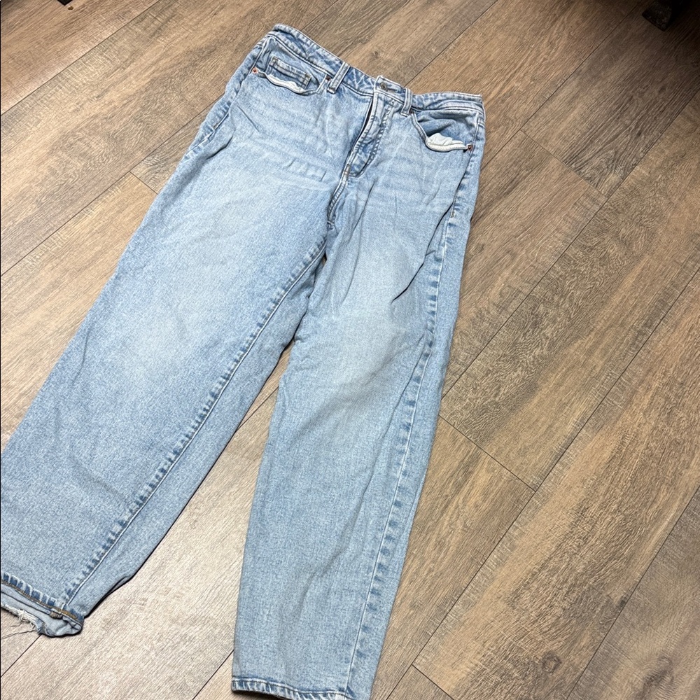 Light Wash Women's Jeans - Classic Straight Leg